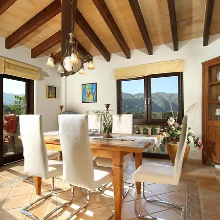 Majorcan Mountain View For 8 Feriehus